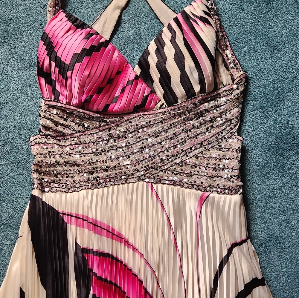 CHICAS GOWN - Picture 5 of 6